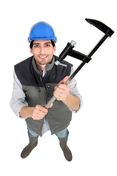 Construtor segurando braçadeira — Fotografia de Stock