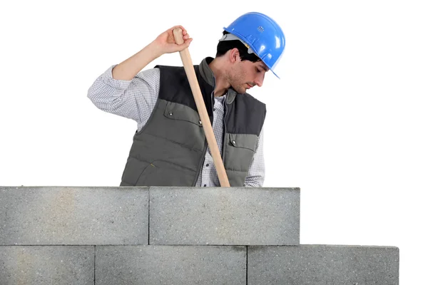 Bricklayer near concrete wall — Stock Photo, Image