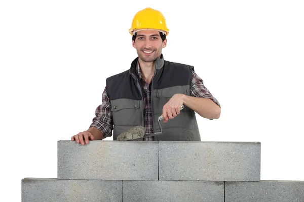 Pedreiro construção de uma parede — Fotografia de Stock
