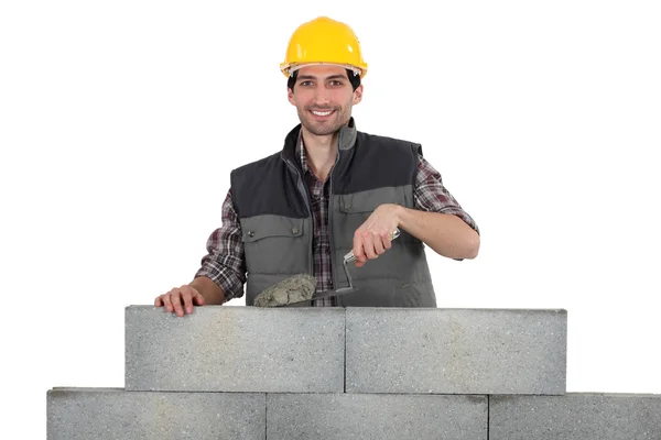 Bricklayer building a wall — Stock Photo, Image