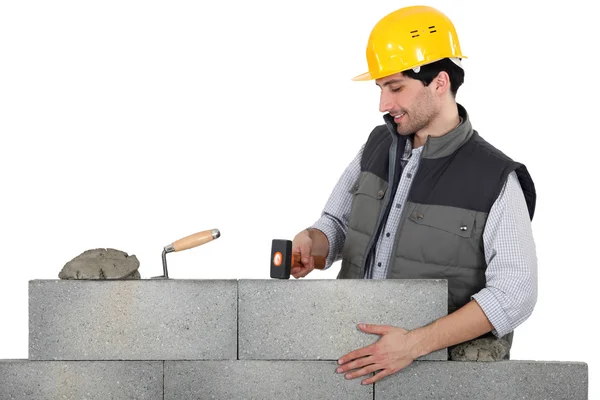 Mason monte un mur de briques — Photo