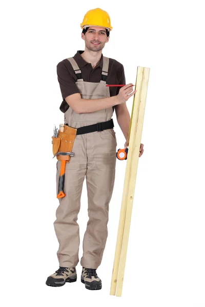 Muž měření dřeva — Stock fotografie