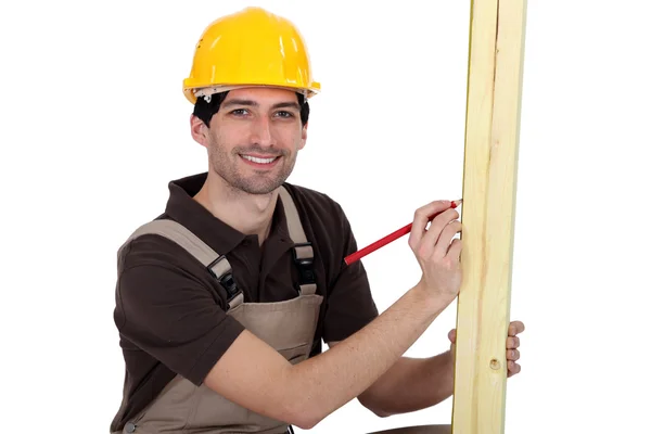 Artesano midiendo una pieza de madera — Foto de Stock