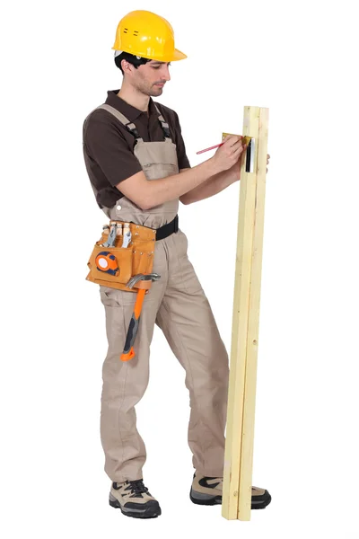 Handwerker mit einem Probierquadrat, um einen Winkel zu messen — Stockfoto