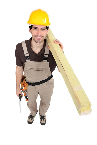 男子携带木板在肩膀上 — 图库照片