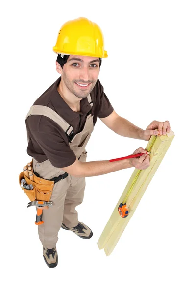 Carpintero marcando madera —  Fotos de Stock