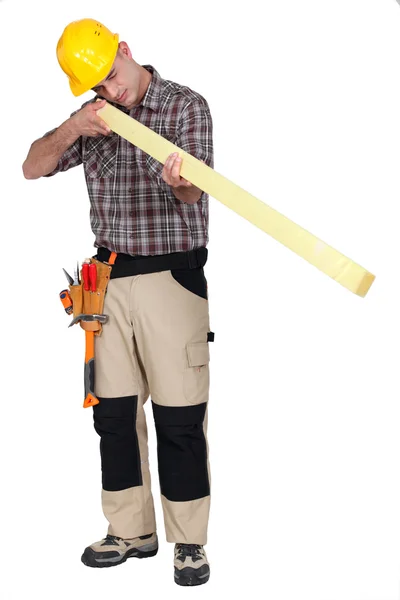 Carpenter with plank — Stock Photo, Image