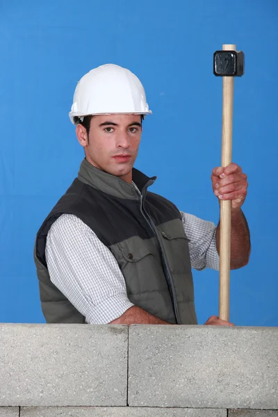 Ouvrier avec un marteau de traîneau — Photo