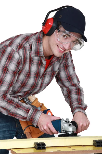 Tezgah üzerinde iş yerinde genç marangoz — Stok fotoğraf