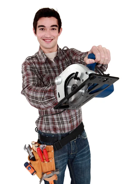 Artesano sosteniendo una sierra eléctrica — Foto de Stock