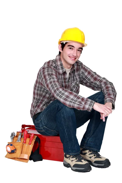 Handwerker sitzt auf Werkzeugkiste — Stockfoto