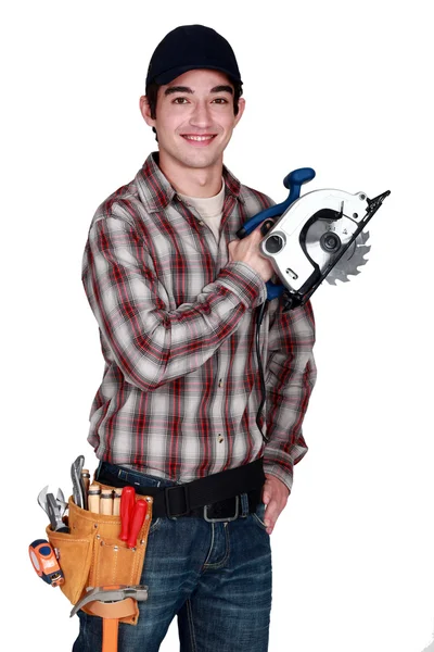 年轻男子用电动锯 — 图库照片