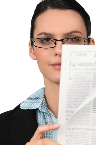 Γυναίκα με γυαλιά ανάγνωση μια εφημερίδα — Φωτογραφία Αρχείου