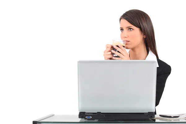 ノート パソコンに座っていた女性 — ストック写真