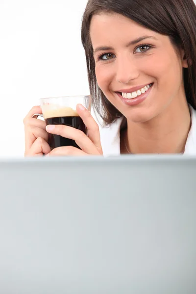 Junge Frau trinkt Kaffee — Stockfoto