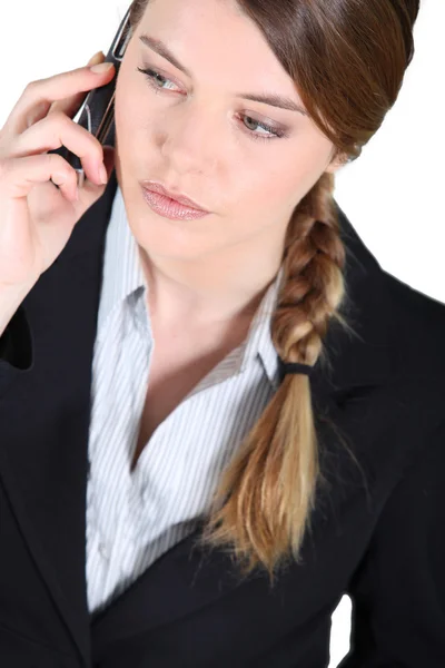 Jonge zakenvrouw op de telefoon. — Stockfoto
