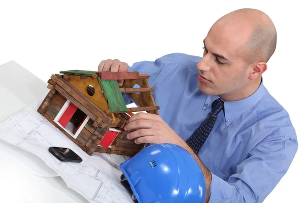 Homme construisant une maison modèle — Photo