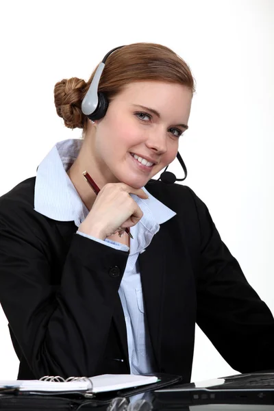 Kobieta z zestawu słuchawkowego na. — Zdjęcie stockowe