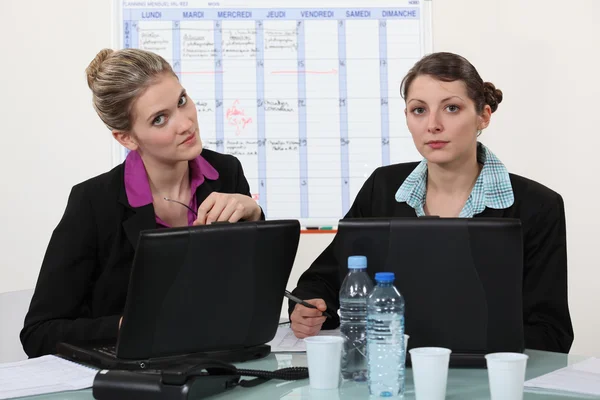 Дві бізнес-леді працюють в офісі — стокове фото