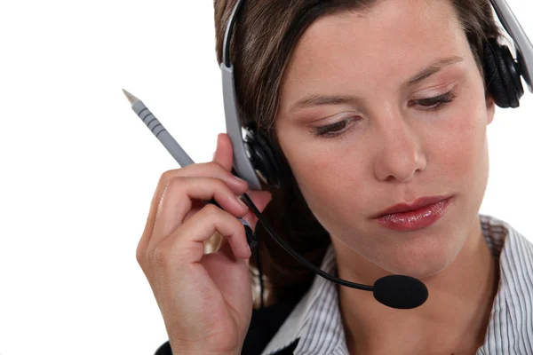 Brunett callcenter arbetare lyssnar på kunden — Stockfoto