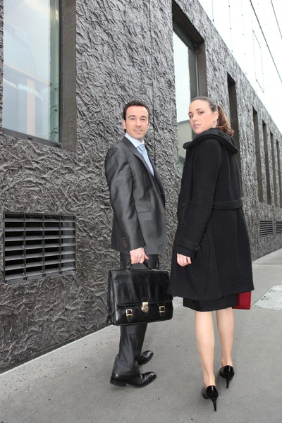 Uomo d'affari e donna d'affari che camminano per strada — Foto Stock