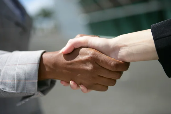 Negócios inter-raciais mão-shake — Fotografia de Stock