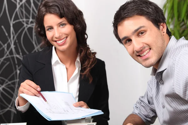 Saleswoman showing client where to sign — Stock Photo, Image
