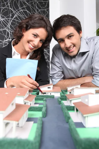 Architecten poseren met hun gebouw model — Stockfoto