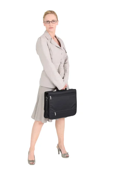 Женщина в костюме юбки с портфелем — стоковое фото
