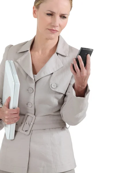Managerin blickt verwirrt auf ihr Handy — Stockfoto
