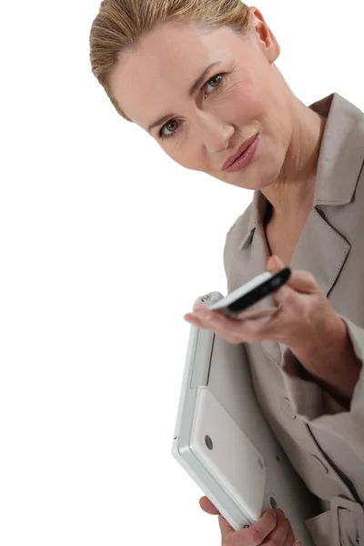Slimme vrouw met mobiele telefoon — Stockfoto
