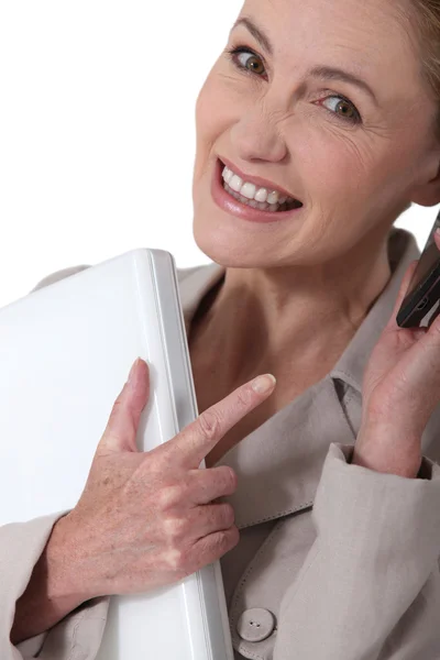 Zakenvrouw lachen aan de telefoon — Stockfoto