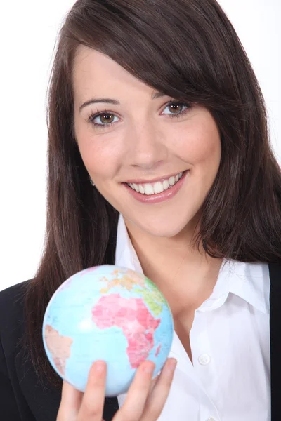 Lachende jonge zakenvrouw houden een globe — Stockfoto