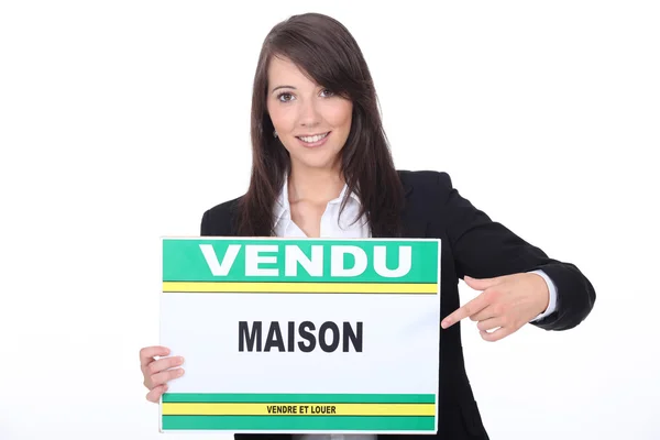 Agente immobiliare francese con un cartello 'Vendu' — Foto Stock