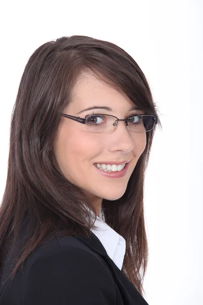 Estúdio tiro de uma jovem sorridente usando óculos — Fotografia de Stock