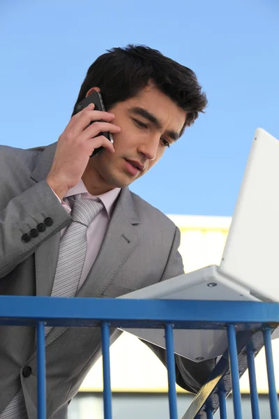 Jonge zakenman buiten een kantoorgebouw — Stockfoto