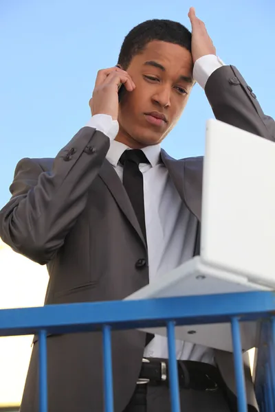 Stressé jeune homme d'affaires avec ordinateur portable — Photo