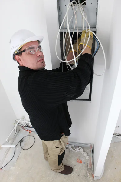 家の電気のフィッティングの電気技師 — ストック写真