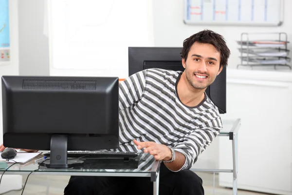 Молодий чоловік за комп'ютером — стокове фото
