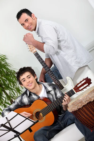 Nastoletni chłopiec o lekcje gry na gitarze — Zdjęcie stockowe