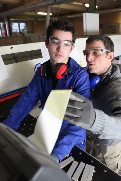 Dois trabalhadores da fábrica ficaram ao lado da máquina — Fotografia de Stock