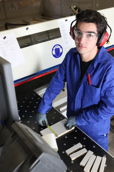 切削機械の運転若い工場労働者 — ストック写真