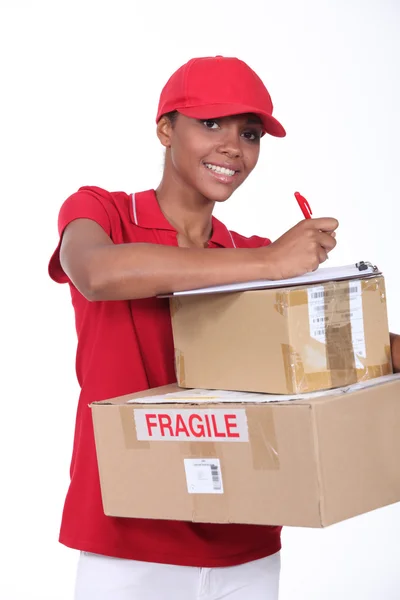 Mujer joven entregando paquetes —  Fotos de Stock