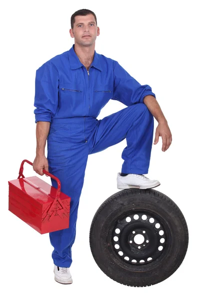 Mechanic met wiel — Stockfoto