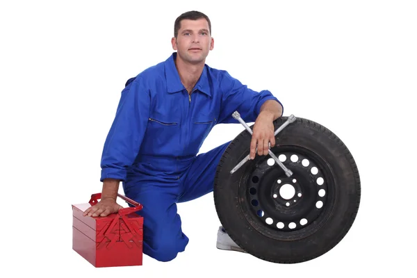 Mecânico trocando um pneu — Fotografia de Stock
