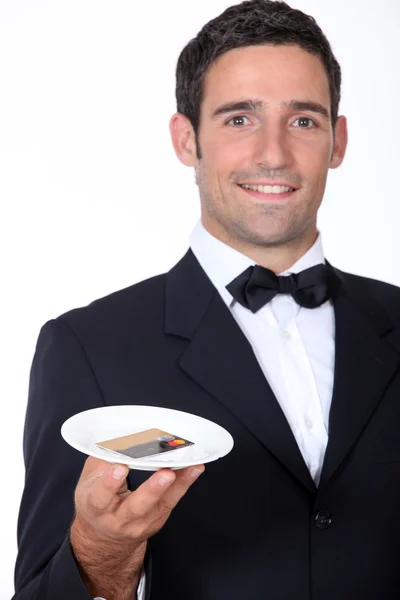 Σερβιτόρος με πιστωτική κάρτα του πελάτη — Φωτογραφία Αρχείου