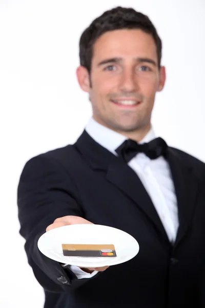 Garson geri kredi kartı veren — Stok fotoğraf