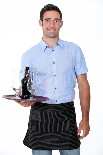 Servitör med fack och flaska öl — Stockfoto