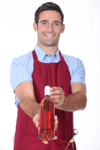 Официант предлагает бутылку вина — стоковое фото