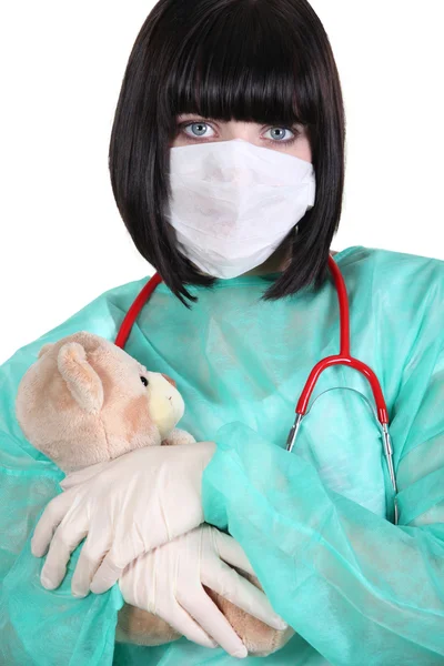 Doutor abraçando um ursinho de pelúcia — Fotografia de Stock